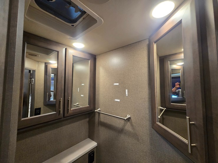 2020-ford-f550-image-45