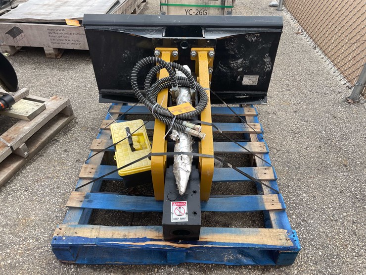 #7052-•-unused-agt-680-skid-steer-hydraulic-concrete-breaker-hammer-(o10)-image-1