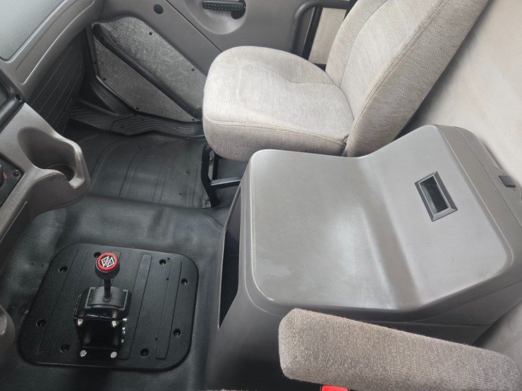 2012-freightliner-m2-106-image-78