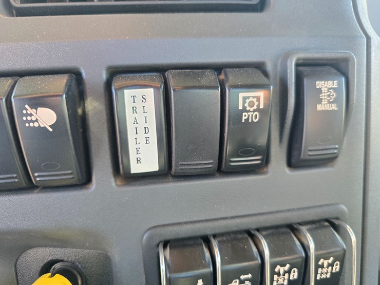 2019-peterbilt-567-image-63