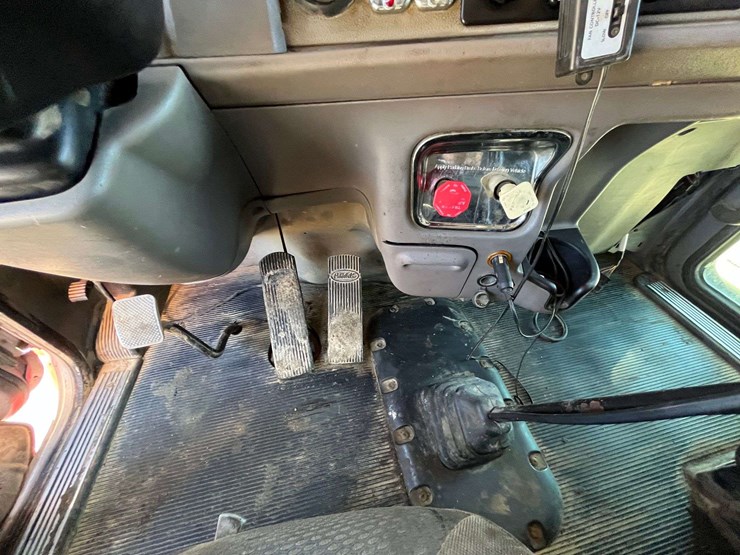 2012-peterbilt-386-image-13