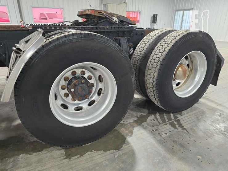 2008-peterbilt-388-image-22