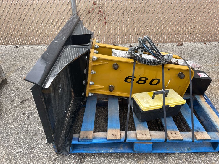 #7052-•-unused-agt-680-skid-steer-hydraulic-concrete-breaker-hammer-(o10)-image-7