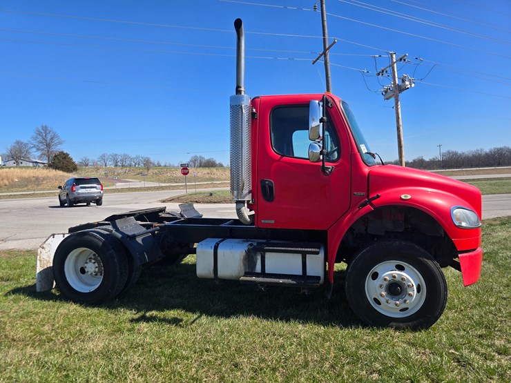 2005-freightliner-m2-106-image-14