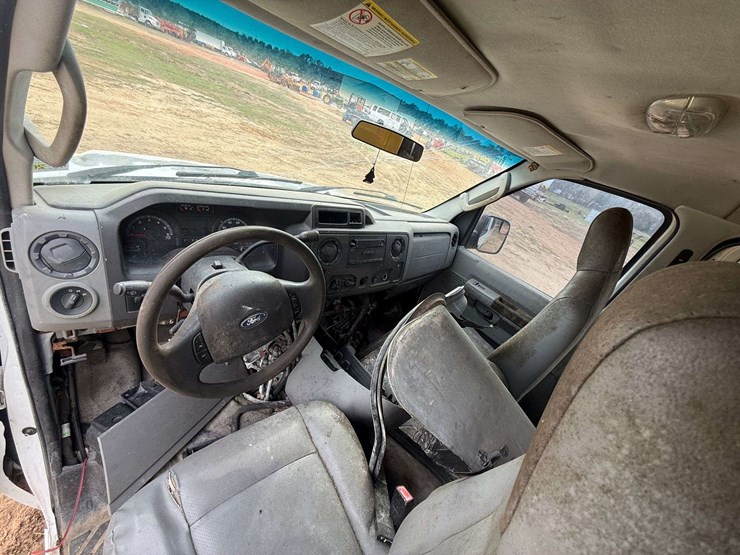 2013-ford-e350-image-15