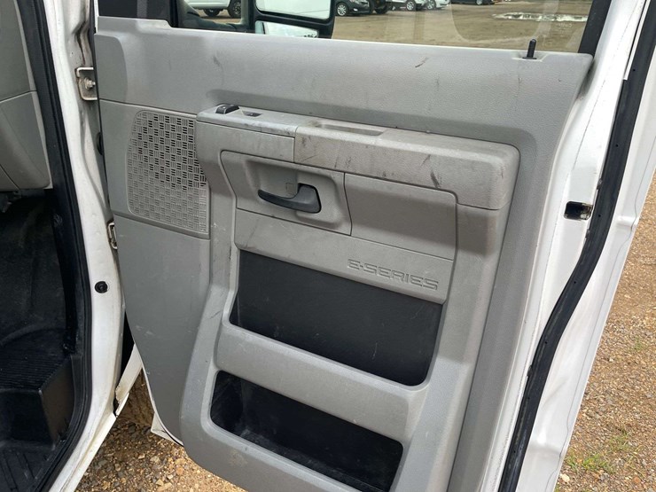 2011-ford-cargo-image-18