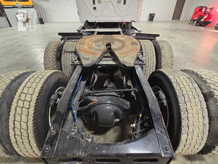 2020-freightliner-cascadia-126-image-17