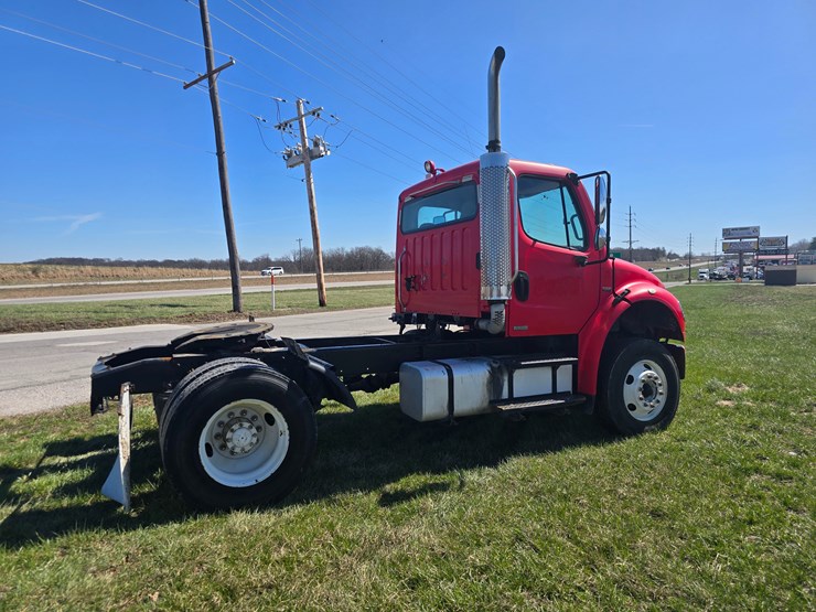 2005-freightliner-m2-106-image-12