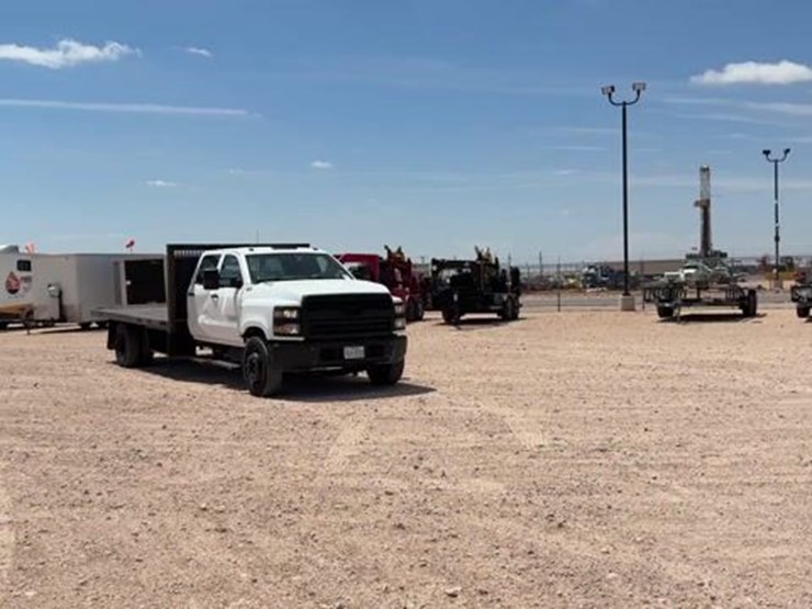 2022-chevrolet-silverado-6500hd-image-1