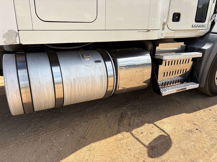 2013-mack-pinnacle-cxu613-image-35