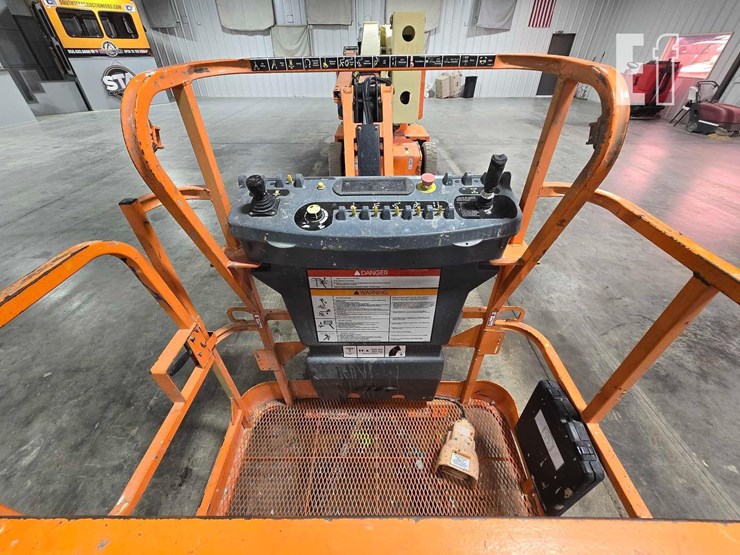 2015-jlg-e400ajpn-image-9