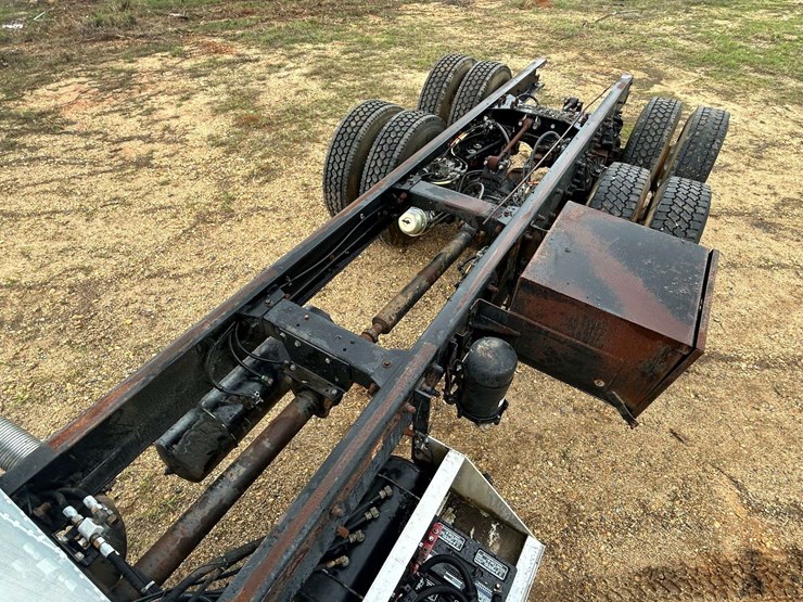 2001-peterbilt-330-image-18