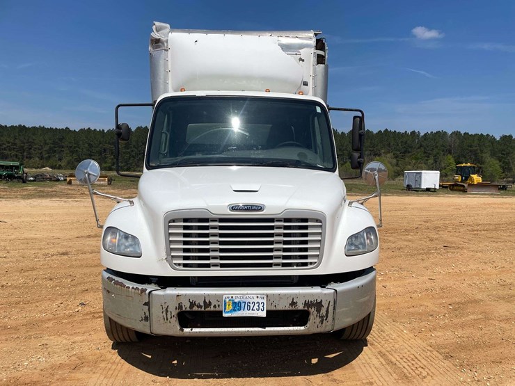 2016-freightliner-m2-106-image-5