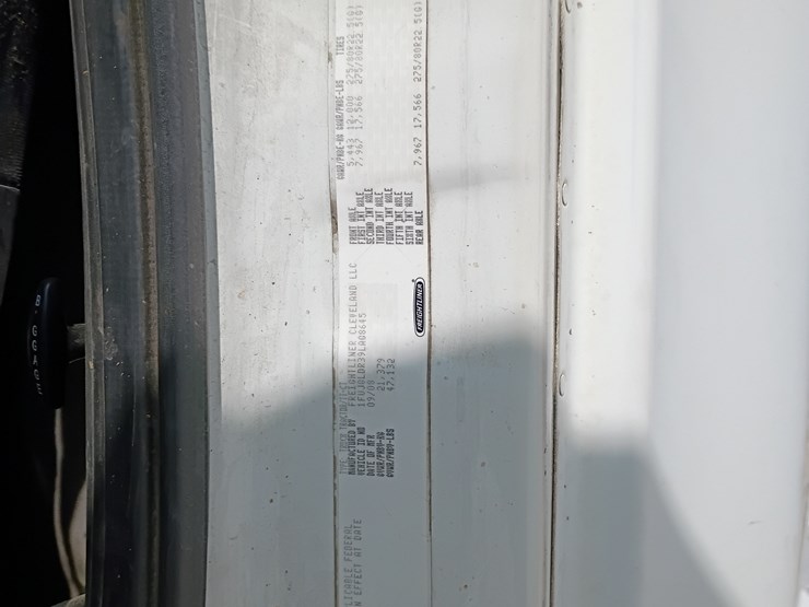 2009-freightliner-cascadia-125-image-35