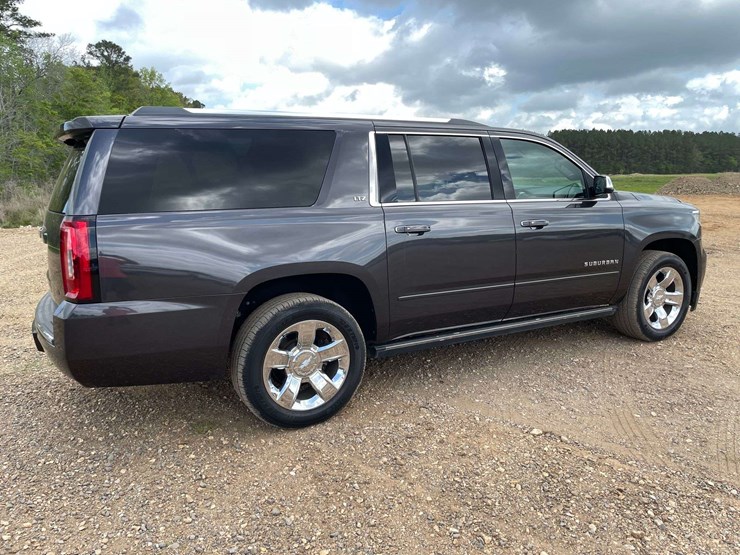 2015-chevrolet-suburban-image-3