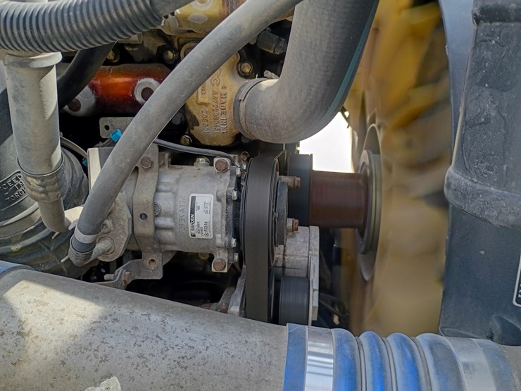 2009-freightliner-cascadia-125-image-28