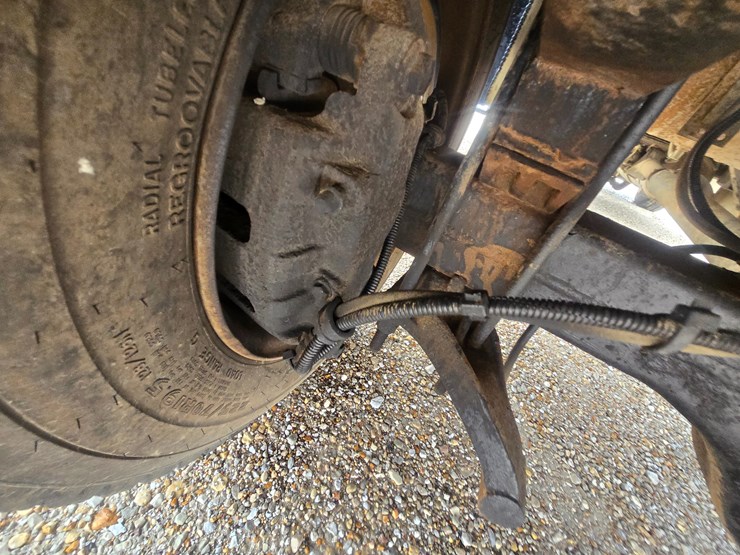 2010-freightliner-m2-106-image-83