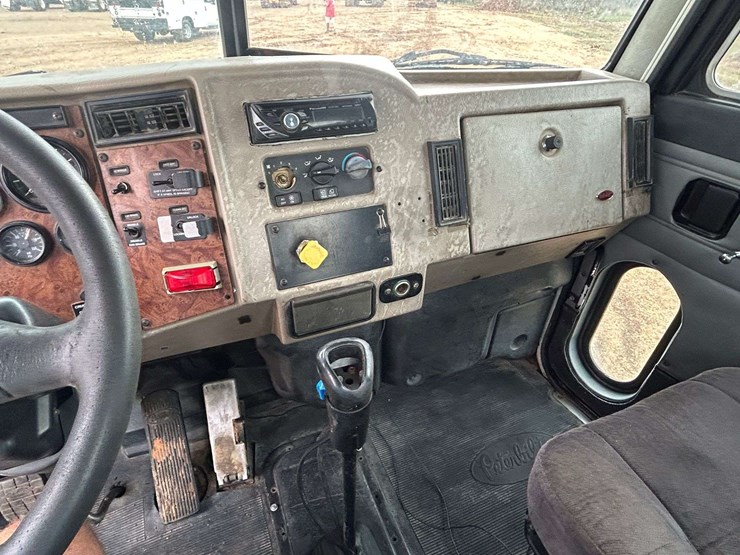 2001-peterbilt-330-image-53