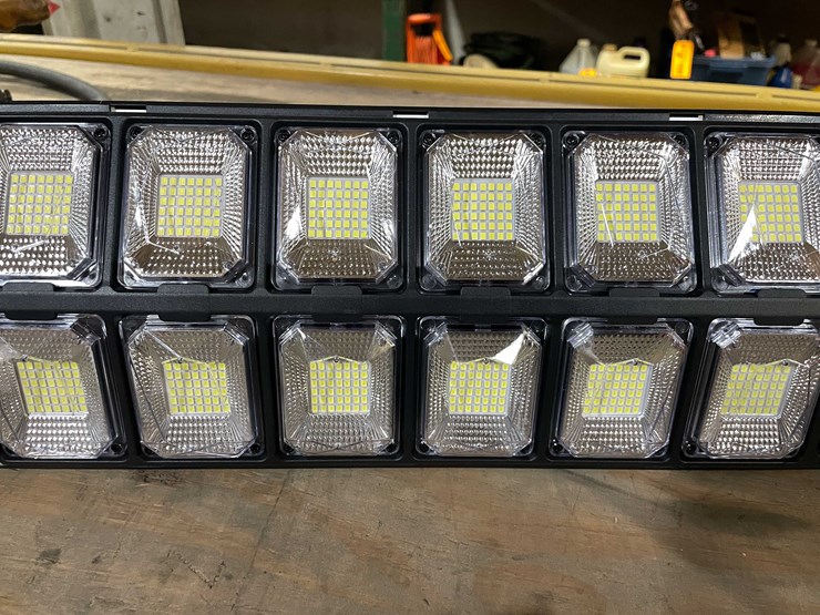 #2425-•-led-parking-lot/-yard-light-(pr12)-image-3