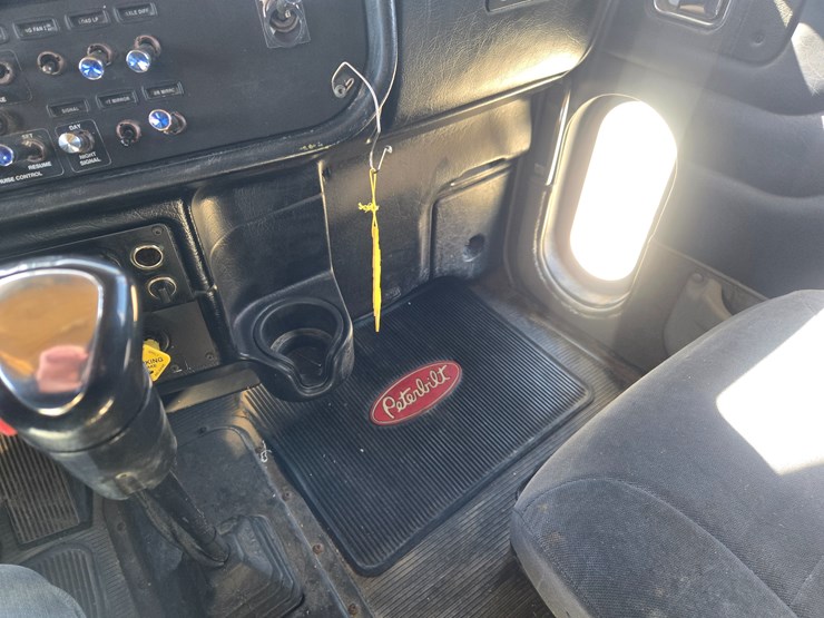 2005-peterbilt-379-image-60