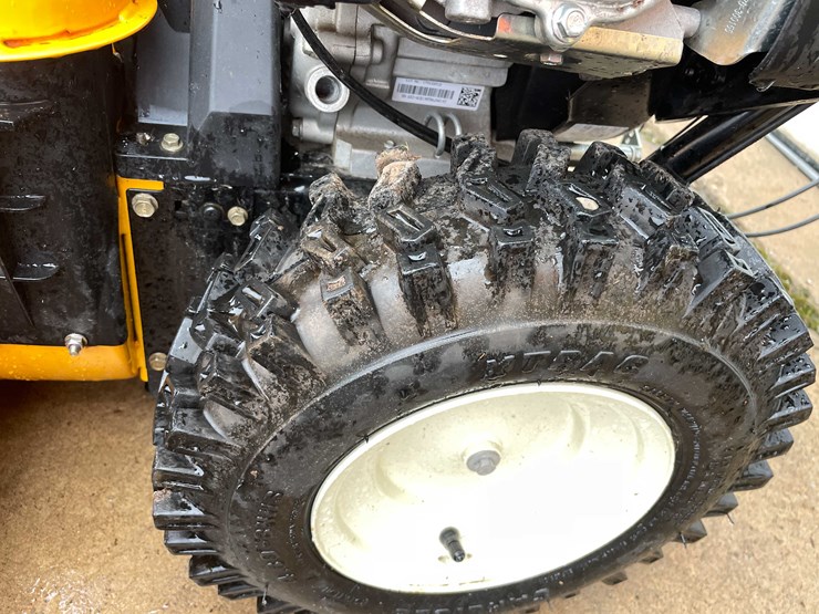 #7011-•-cub-cadet-26"-snowblower-(o3)-image-9