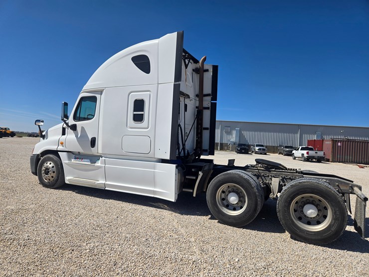 2014-freightliner-cascadia-125-image-10