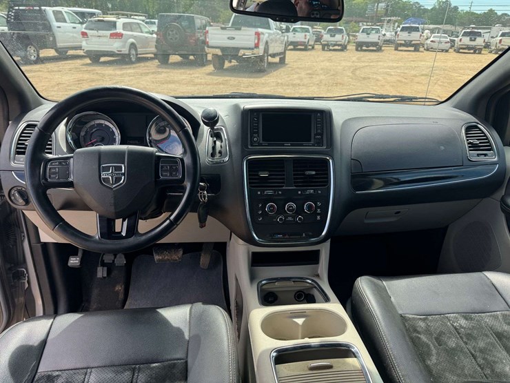 2017-dodge-grand-caravan-sxt-image-12