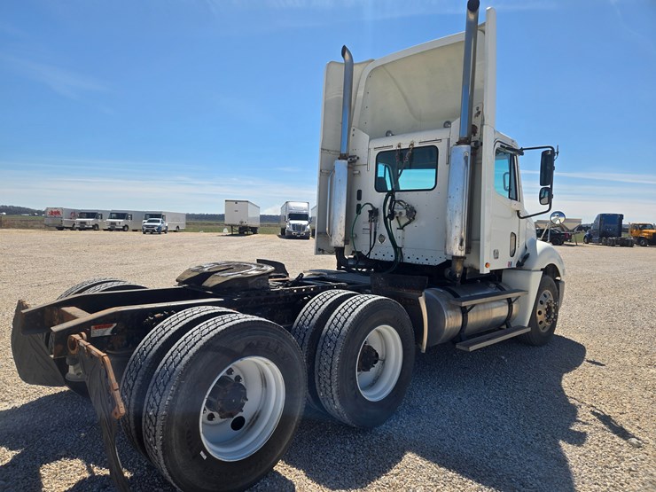 2006-freightliner-columbia-120-image-15
