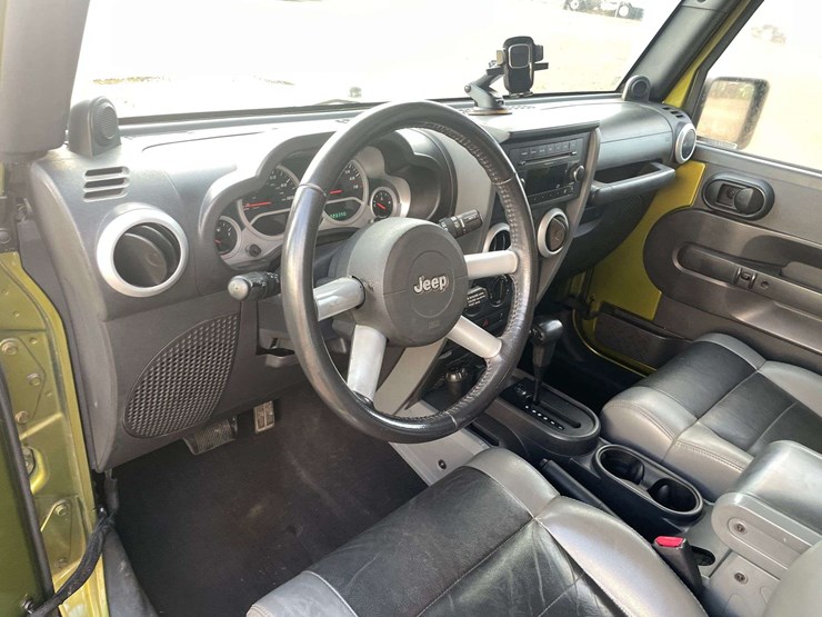 2010-jeep-wrangler-unlimited-sahara-image-11