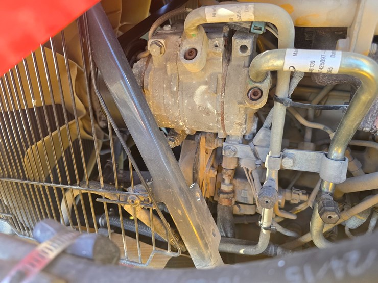 2015-deere-410l-image-35