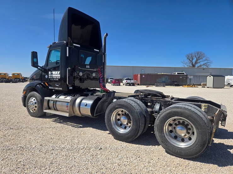 2016-peterbilt-579-image-9