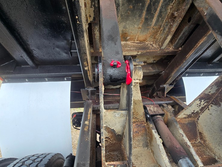 2012-freightliner-m2-106-image-54