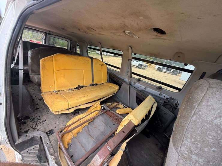 2013-ford-e350-image-24