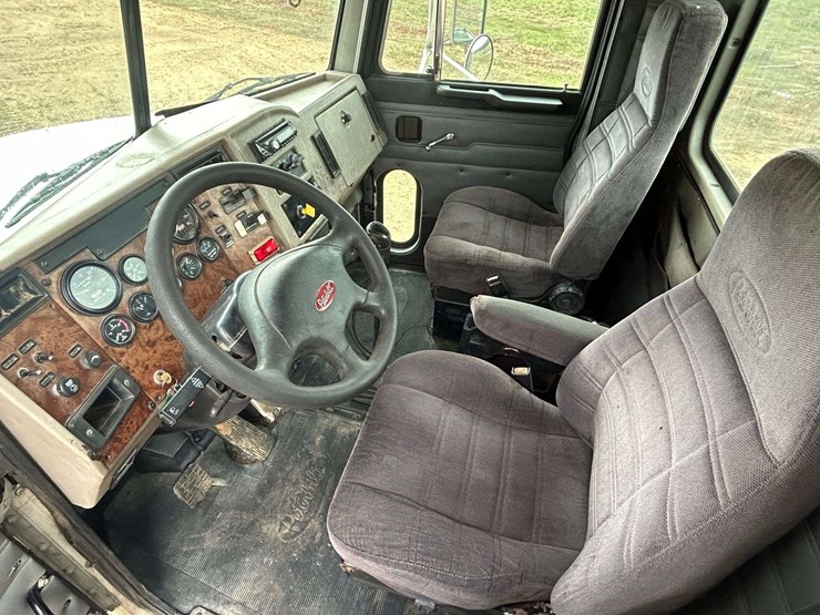 2001-peterbilt-330-image-52