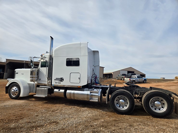 2014-peterbilt-389-image-11