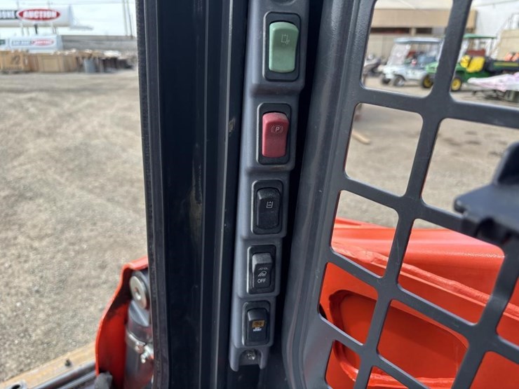 2018-kubota-ssv65-image-25