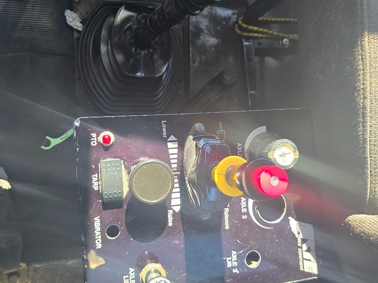 2001-mack-rd688s-image-102