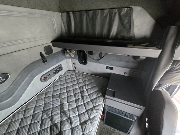 #22593-•-2016-mack-cxu613-pinnacle-sleeper-truck-image-56