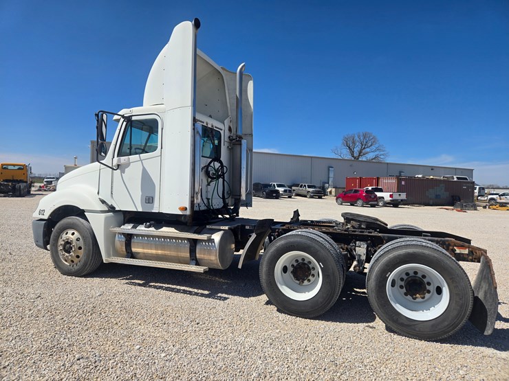 2006-freightliner-columbia-120-image-8