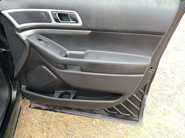 2015-ford-explorer-xlt-image-17