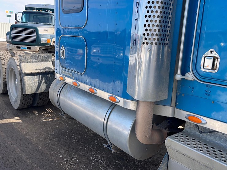 2004-kenworth-w900-image-37