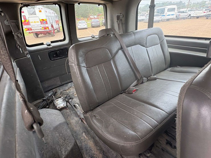 2005-chevrolet-express-3500-image-18