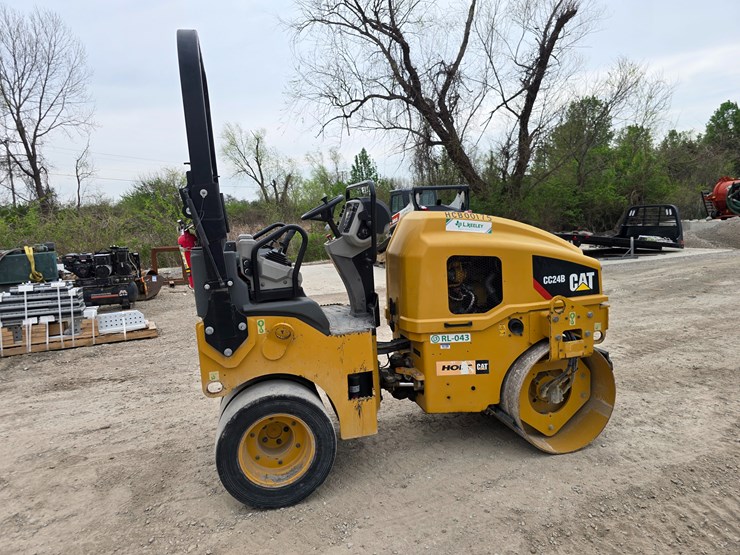 2018-caterpillar-cc24b-image-12