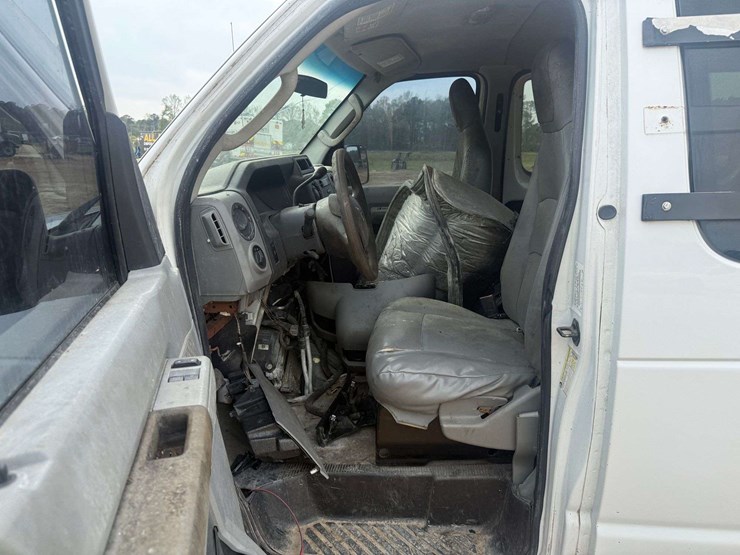 2013-ford-e350-image-14