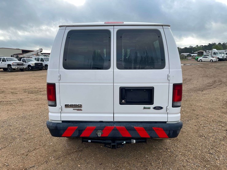 2011-ford-cargo-image-6