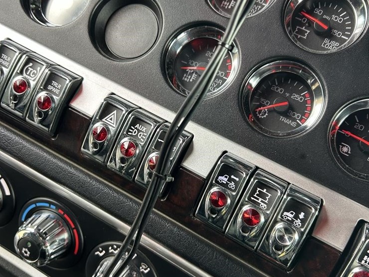 2025-kenworth-w900-image-64