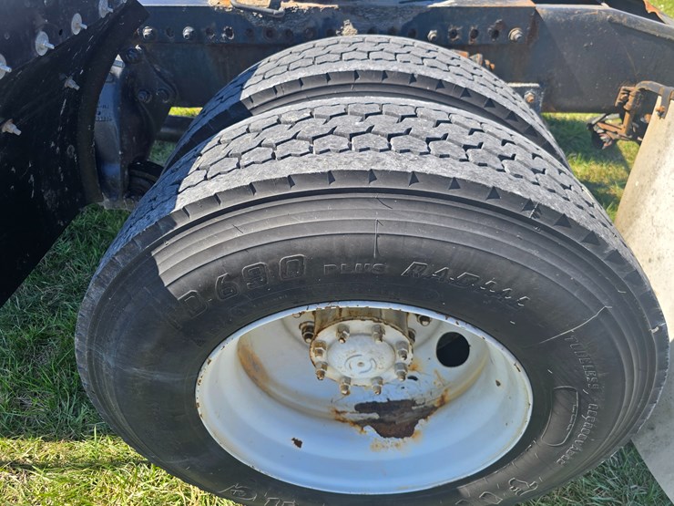 2005-freightliner-m2-106-image-53