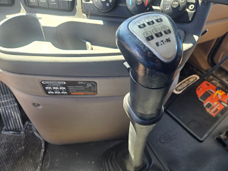 2014-freightliner-cascadia-125-image-62