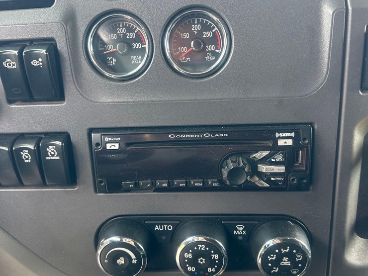 2016-peterbilt-579-image-29