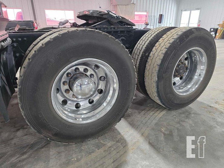 2020-freightliner-cascadia-126-image-26